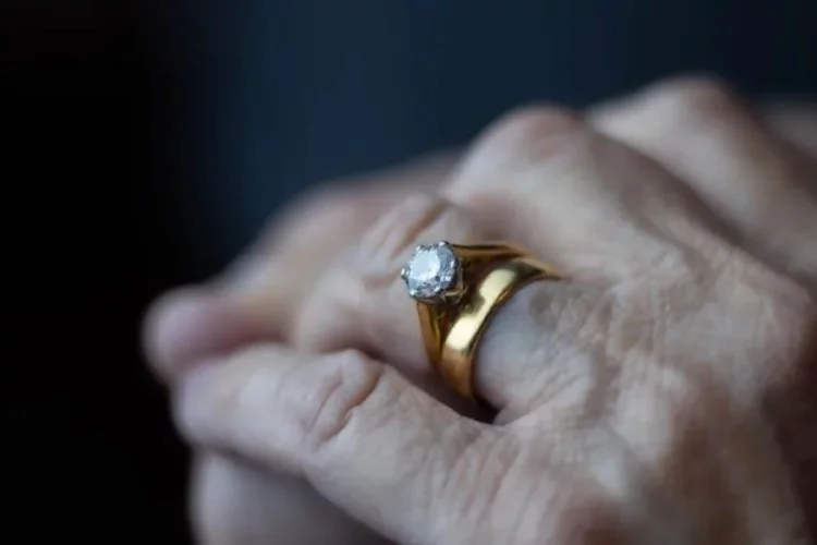 ABD'de tuvalete düşürdüğü elmas yüzüğünü 13 yıl sonra buldu