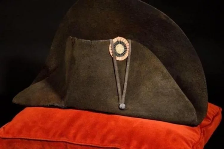 Napolyon'un şapkası 1,9 milyon euroya satıldı