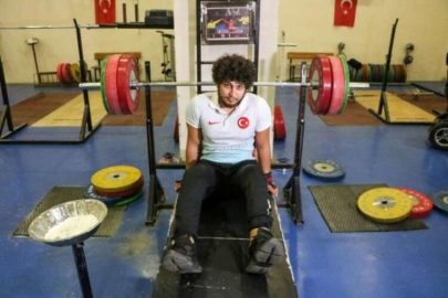Antalya'da bir daha yürüyemezsin denilen genç Halter'de Türkiye 2'ncisi oldu