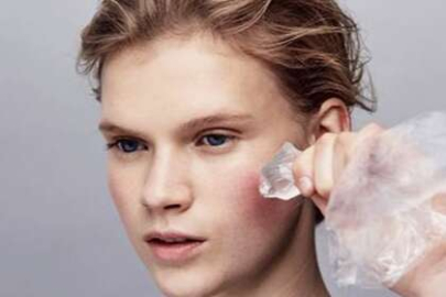 Buz kalıplarını yüze uygulamanın 5 önemli faydası