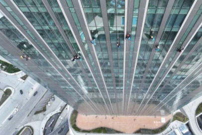 İşçilerin zorlu gökdelen mesaisi