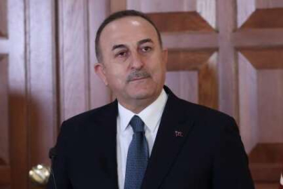 Çavuşoğlu Uruguay'da protestoculara "bozkurt" işaretiyle tepki verdi