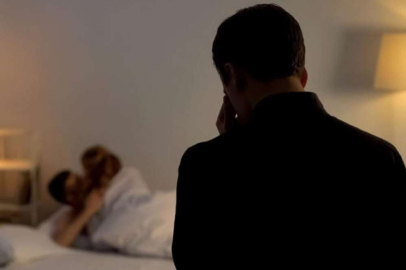 Yatak odasına girdiğinde karısını başka bir erkekle yakalayan adam kalp krizinden öldü