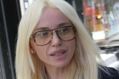 Cesur kıyafetlerle dikkati çeken Gülşen makyajsız görüntülendi