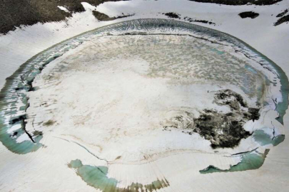 Uludağ'ın zirvesindeki buzul gölleri büyüledi