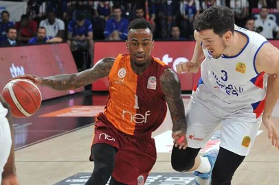 Anadolu Efes  Galatasaray 'dan fark yedi 70-105