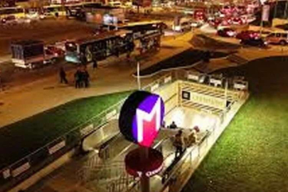 Bu kez de metro girişinde cinsel ilişkiye girdiler...