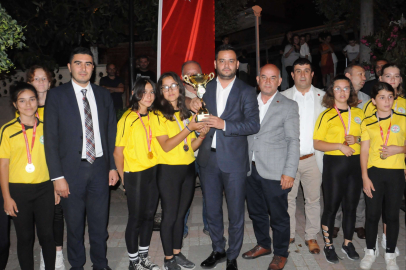 Türkiye şampiyonu okula coşkulu kutlama