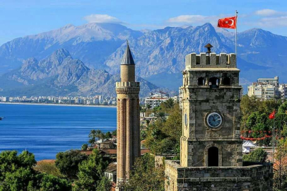 Antalya'da Saat Kulesi'nin orijinal saatini çalıp plastiğini takmışlar