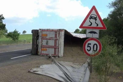 Damperi açılan tır devrildi