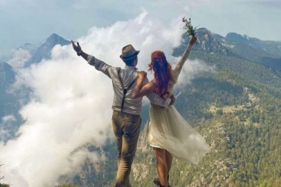 Romantizmin zirvesinde evlendiler!