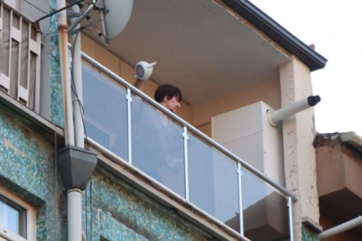 Evdeki her şeyi balkondan fırlattı!