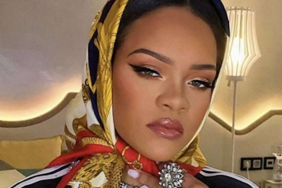Dünyaca ünlü şarkıcı Rihanna başörtü taktı