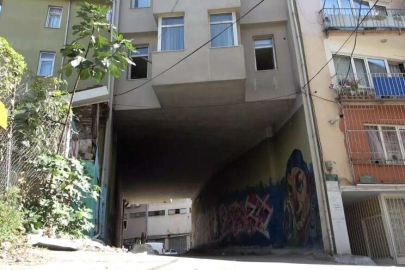 Bursa'da içinden yol geçen apartman!