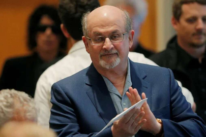 'Şeytan Ayetleri'nin yazarı Salman Rüşdi saldırıya uğradı