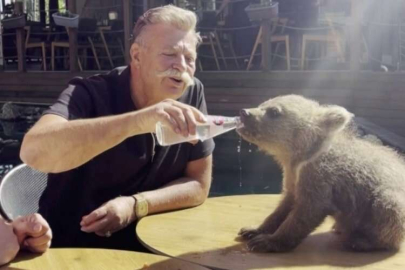 Nuri Alço bu sefer yavru ayıya gazoz içirdi
