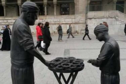 Yeni Camii Meydanı'ndaki simitçi heykelinin 'simitleri' çalındı
