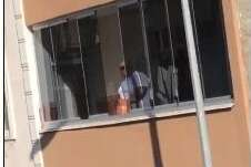 Annesini öldürdü, kafasını balkondan aşağı attı