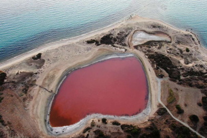 Çanakkale'deki Tuz Gölü,pembeye büründü