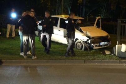 Sürücüsünün kontrolünden çıkan otomobil metrelerce savrulup refüje çıktı