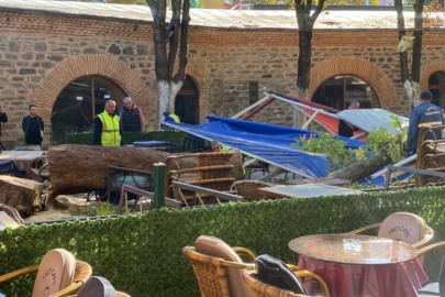 Tarihi Koza Han'da çınar ağacı devrildi