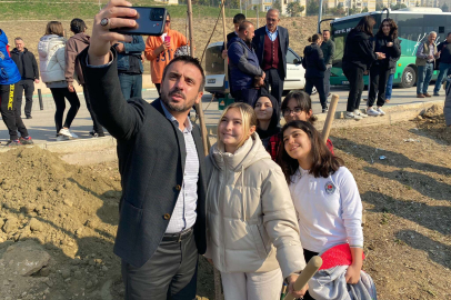 Kestel Belediye Başkanı Önder Tanır, Çocuklarla Birlikte Ağaç Dikti