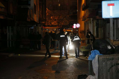 Eğlence mekanı önünde silahlı kavga!