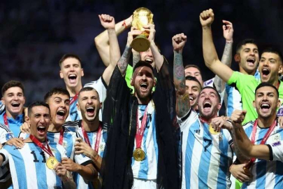 Arjantinli Lionel Messi'ye kupa töreninde giydirilen kıyafet olay oldu