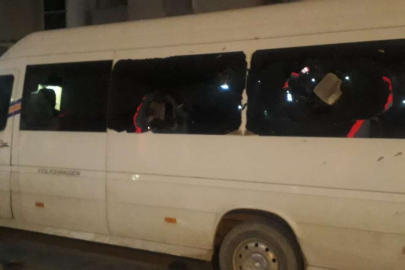 Öfkeli kadın minibüsü kaldırım taşlarıyla parçaladı