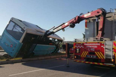 Halk otobüsü, aydınlatma direğine çarptı: 12 yaralı