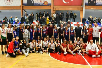 Macide Gazioğlu Kükürtlü ortaokulu 'Yıldız Erkekler Basketbol Takımı' Bursa şampiyonu oldu