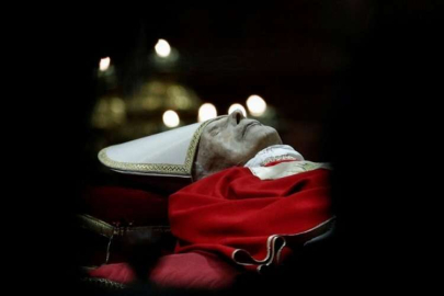 Papa 16. Benediktus'un naaşı ziyarete açıldı