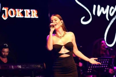 Simge Sağın'ın cüretkar pozlarına yorum yağdı: 'Bu fizik gerçek mi?