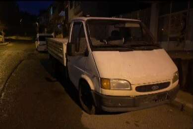 Oto fareleri kılık değiştirirken kıskıvrak yakalandı