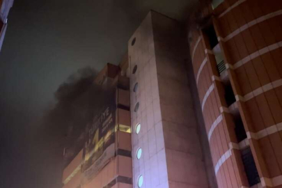 7 katlı otoparkta çıkan yangında 3 araç küle döndü