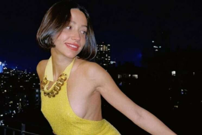 Zeynep Bastık balkonda