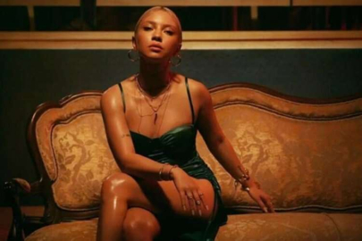 Ece Seçkin'in elbisesi olay oldu!