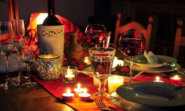 ŞIK BİR YEMEK MASASI