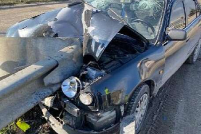 Bursa’da kontrolden çıkan otomobil bariyerlere ok gibi saplandı! 5 yaralı