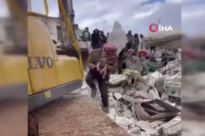 Enkaz altında doğum yaptı