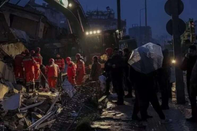 Hatay'da canlı yayında arama ve kurtarma çalışmalarının yayın ışığı ile yapıldığının görülmesi isyan ettirdi