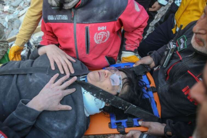 Hatay'da Arzu Apartmanı'nın enkazından 8 can kurtarıldı