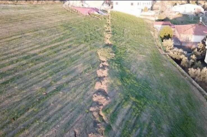 Deprem Çiğli köyünü ortadan ikiye böldü