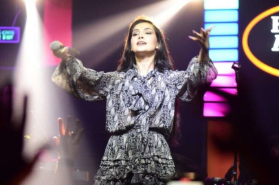 Bursa'da sanatçılar şarkılarını kadınlar için söyledi