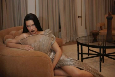 Adriana Lima'dan iddialı pozlar
