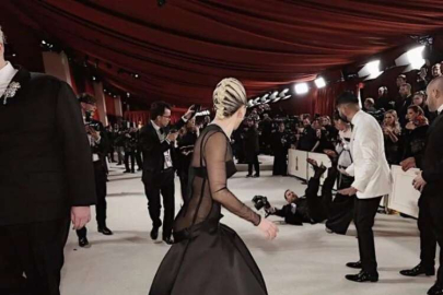 Lady Gaga, yere düşen basın mensubunun elinden tutup ayağa kaldırdı