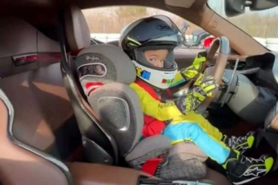 Minik Zayn, bebek koltuğunda Ferrari sürdü