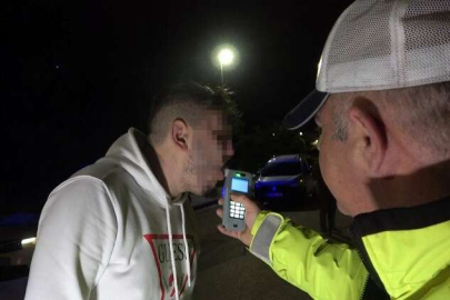 Alkollü sürücü, alkolmetreyi yutmaya çalıştı