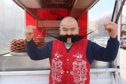 Bursa'da 40 yıllık tatlıcı 'pala' 25 senedir bıyıklarını kesmiyor