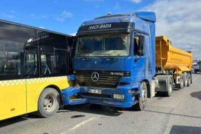 Duraktan çıkan İETT otobüsüne hafriyat kamyonu çarptı: 2 yaralı